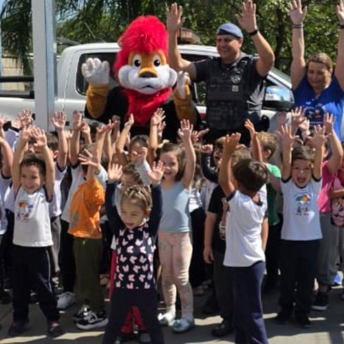 Polícia Militar promove visita do Proerd e leva mascote às crianças de creche em Porto Ferreira
