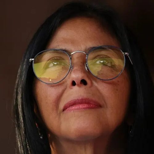 Atual presidente da Venezuela Delcy Rodríguez tenta equilibrar chavismo e pressão dos EUA