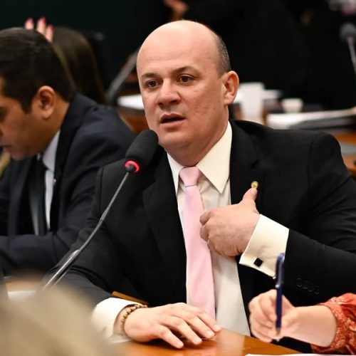 Deputados e senadores Bolsonarista pedem   asilo político para Ramagem ao presidente Trump nos EUA