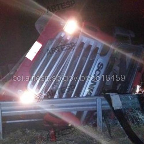 Caminhão carregado com 15 toneladas de madeira capota na Anhanguera em Santa Rita do Passa Quatro