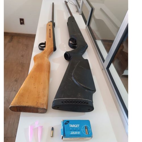 Homem é preso em flagrante por violência doméstica, cárcere privado e posse ilegal de armas em Santa Rita do Passa Quatro