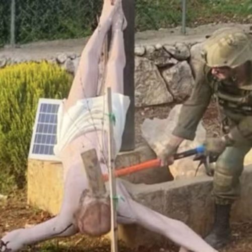 Soldado de Israel vandaliza imagem de Cristo e expõe visão sionista anticristã que busca um “Grande Israel” exclusivo para judeus