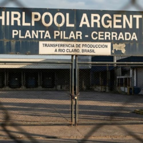 Empobrecimento da classe média e menor proteção à indústria nacional acelera fechamento e fuga de empresas da Argentina