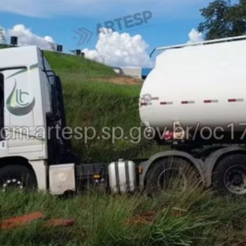 Motorista morre após ser arremessado para fora da cabine de carreta durante acidente na SP-310