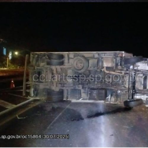 Caminhão carregado com 4 toneladas de morango tomba e causa interdição na Anhanguera 