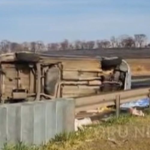 Carro funerário tomba na Anhanguera e corpo transportado cai na pista