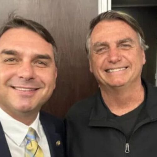 Flávio Bolsonaro condiciona desistência da presidência à anistia geral irrestrita ao pai e demais condenados por tentativa de golpe