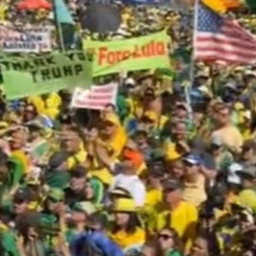 Manifestação de bolsonaristas em Brasília exalta ex-presidente dos EUA com cartaz “Thank You, Trump”