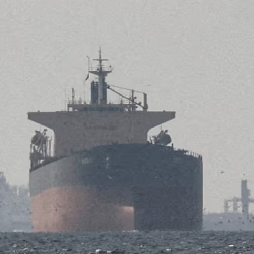 Irã voltou a impor controle rígido sobre o Estreito de Ormuz neste sábado e acusa os EUA de descumprirem regras do cessar fogo
