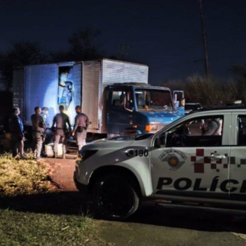 PM intercepta caminhão com carga ilegal de medicamentos e produtos estrangeiros na via Anhanguera