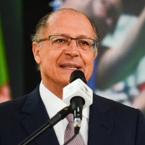 Geraldo Alckmin divulgou que os EUA retiraram as tarifas extras sobre as exportações brasileiras de Celulose e Ferro-Níquel 