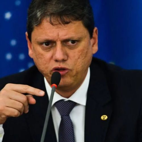 Governador de SP Tarcísio de Freitas mira no bolso dos garçons e cobra ICMS até sobre gorjetas