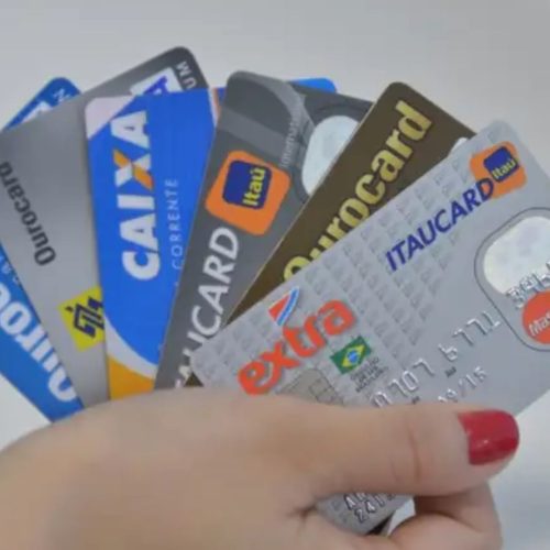 Grande maioria dos brasileiros quita fatura do cartão à vista e evita juros do rotativo, aponta Datafolha