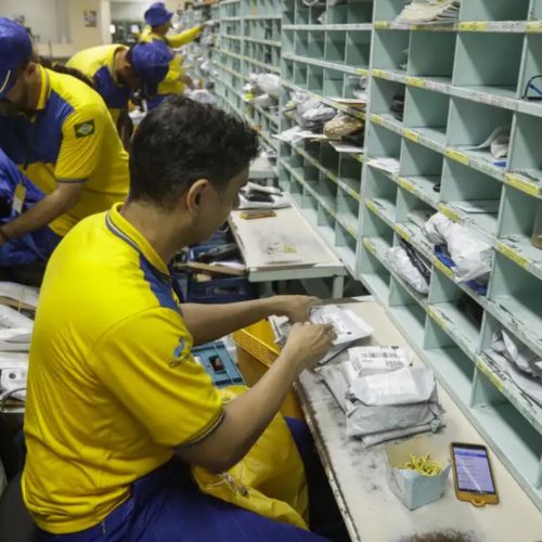 Correios registram prejuízo de R$ 8,5 bilhões em 2025 e superam projeções negativas