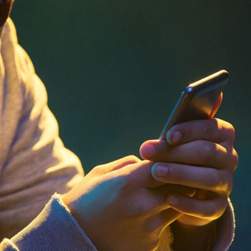 Polícias civis e Ministério da Justiça desmontam rede nacional de desbloqueio e revenda de celulares roubados em 11 estados