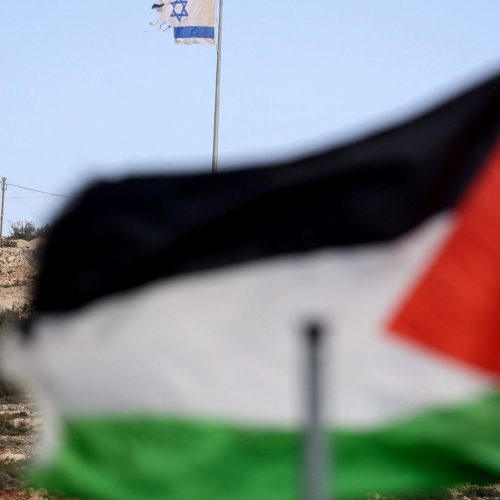 Colonos israelenses atacam casa palestina na aldeia de Qusra localizada na Cisjordânia ocupada