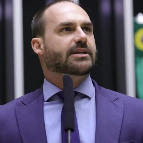 Deputado Eduardo Bolsonaro afirma que Trump elogiou seu pai e que o assunto incomodou Lula
