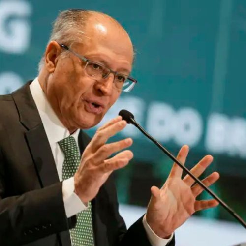 Geraldo Alckmin critica Governador de SP Tarcísio Freitas e deputado Eduardo Bolsonaro por terem apoiado as tarifas de Trump