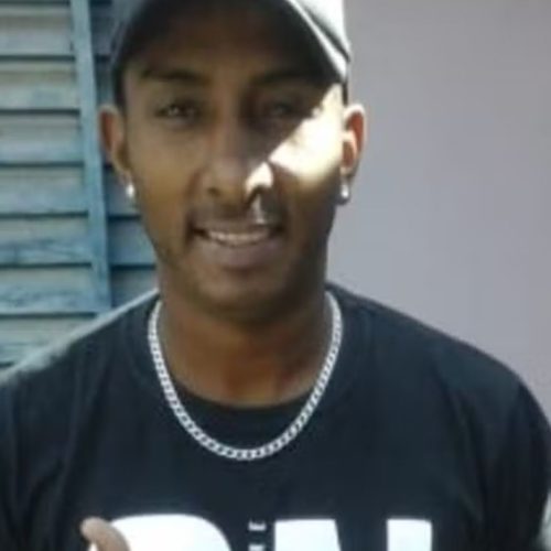 Homem de 41 anos é esfaqueado e morto; suspeito foge após crime