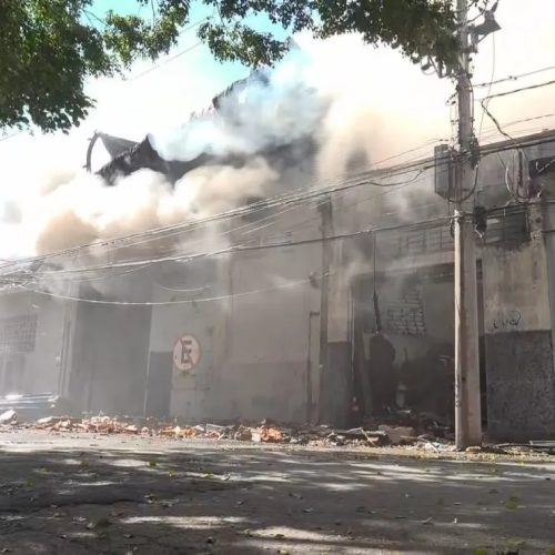 Incêndio de grandes proporções destrói imóveis no Brás, em São Paulo