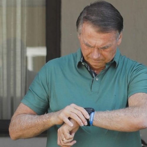 Ex-Presidente Jair Bolsonaro na frente da sua casa, em condomínio de luxo em Brasília, no quinto dia do julgamento de tentativa de golpe de Estado, no Supremo Tribunal Federal (STF). |Sérgio Lima/Poder360 - 11.set.2025