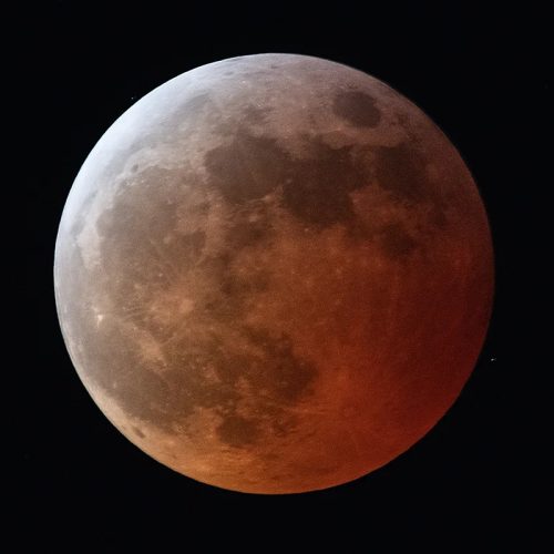 Eclipse lunar poderá deixar a lua com tons alaranjados nesta madrugada