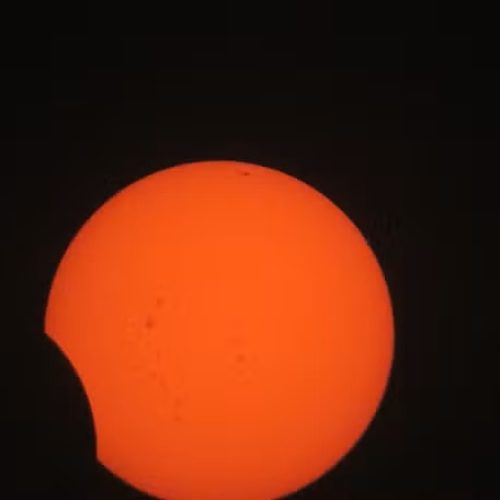 Lua quase desaparece do céu nesta sexta-feira; eclipse será visto em todo o Brasil