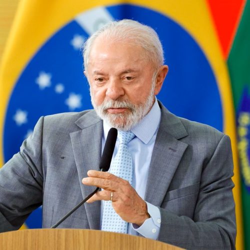 Professores da educação básica terão piso salarial de R$ 5,1 mil após sanção de Lula