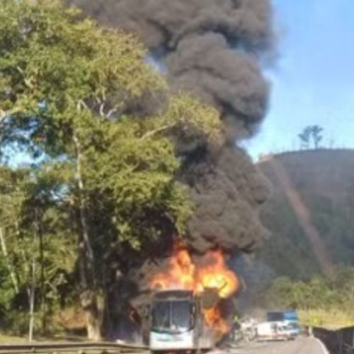 Ônibus com alunos da Escola de Especialistas de Aeronáutica (EEAR) pega fogo na Dutra