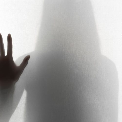 Marido morde e come parte da boca da esposa; agressor pode responder por tortura e cárcere privado