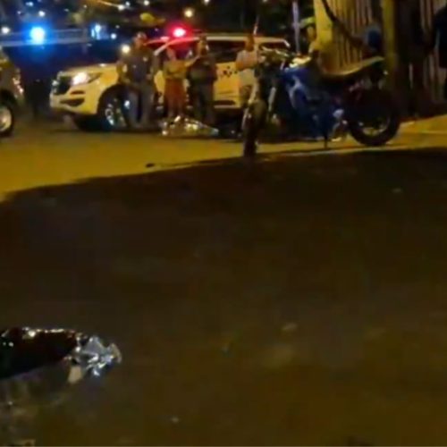 Motociclista em manobra perigosa atropela e mata adolescente de 15 anos na madrugada deste domingo (25)