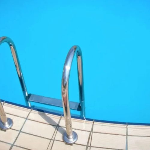Menina de 1 ano morre após ser encontrada submersa em piscina de casa em Ribeirão Preto