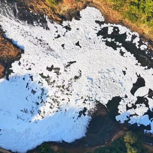 Espuma tóxica volta a cobrir o Rio Tietê em Itu(SP)