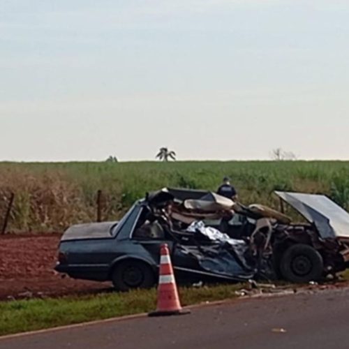 Uma mulher morreu nesta manhã de sábado após colisão frontal entre carro e ônibus no km 589 da SP-322