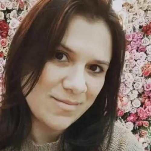 Professora de 44 anos morre após carro capotar na SP-461