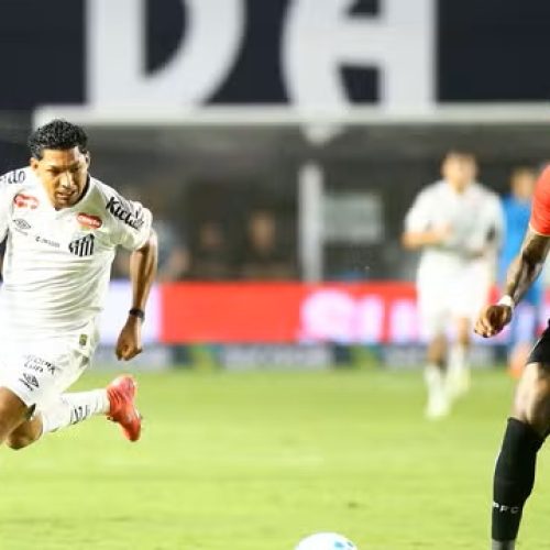SP - SANTOS - 04/02/2026 - BRASILEIRO A 2026, SANTOS X SAO PAULO - Rony jogador do Santos disputa lance com Sabino jogador do Sao Paulo durante partida no estadio Vila Belmiro pelo campeonato Brasileiro A 2026. Foto: Mauricio De Souza/AGIF