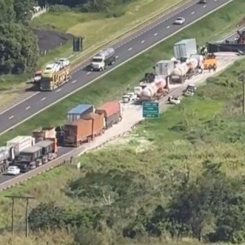 Caminhão tomba e bloqueia totalmente a Rodovia Anhanguera em Leme