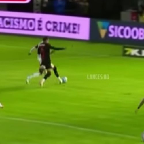 Flamengo vence Bragantino e encosta no líder