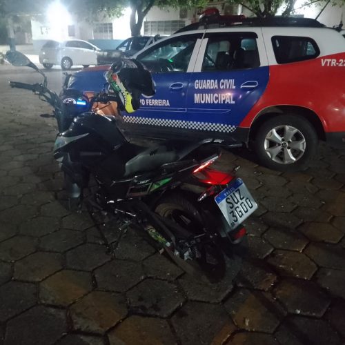 Menores são flagrados após furtar motocicleta e esconder veículo atrás de ginásio em Porto Ferreira