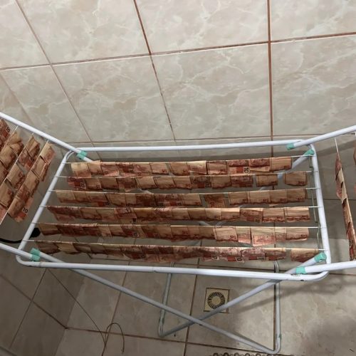Dinheiro é encontrado em varal e mala durante operação policial