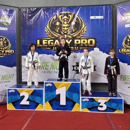 Lutadora de Santa Rita do Passa Quatro conquista ouro em etapa estadual de jiu-jitsu