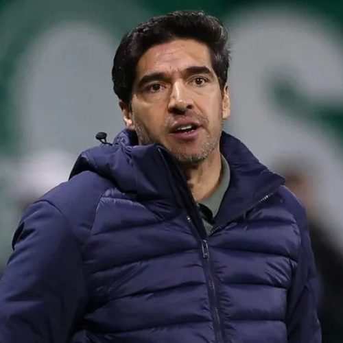 “Fora, Abel”: Torcida do Palmeiras protesta após nova eliminação e pressiona diretoria