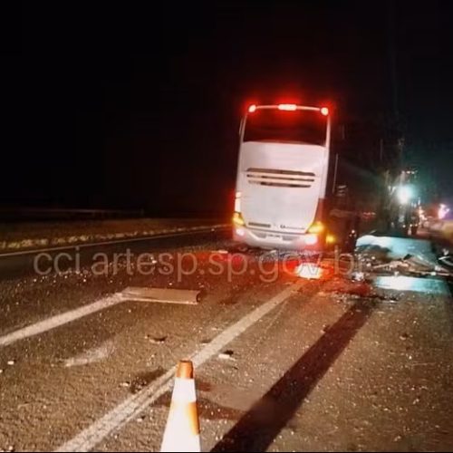 Colisão entre ônibus e caminhão deixa três feridos na Rodovia Anhanguera, em Santa Cruz da Conceição