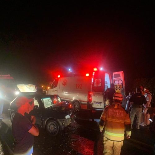 Colisão frontal entre carros deixa três feridos, dois deles em estado grave