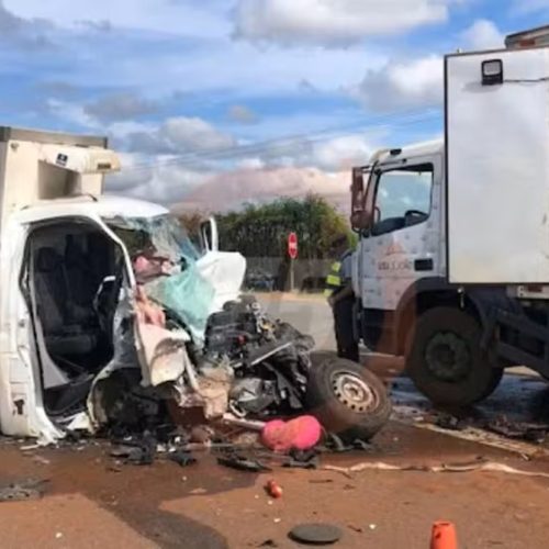 Colisão entre caminhões deixa passageiro em estado grave na SP-191