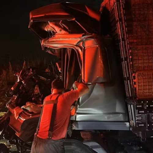 Motorista fica preso às ferragens após acidente na SP-340 em Casa Branca (SP)
