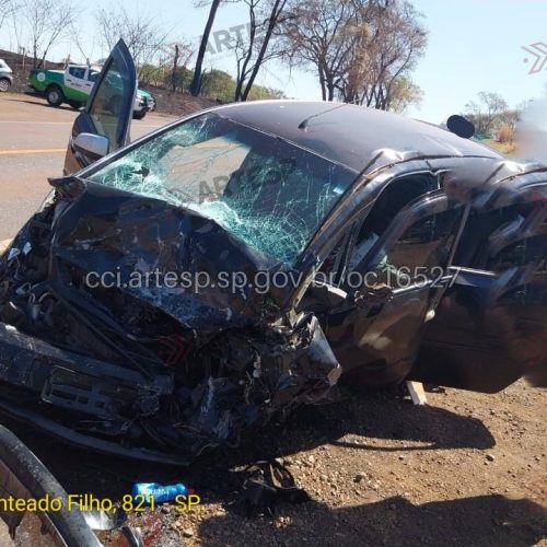 Colisão entre bitrem e dois carros deixa cinco feridos na SP-215, em Santa Cruz das Palmeiras