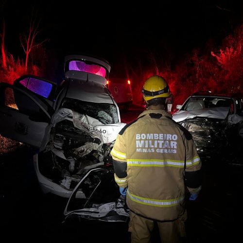 Grave colisão entre três veículos mobiliza bombeiros