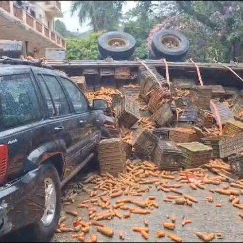 Caminhoneiro morre após carreta descontrolada atingir carros em avenida no interior de SP