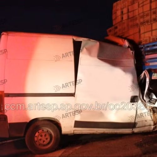 Motorista morre após van colidir contra caminhão na Rodovia Anhanguera em Araras